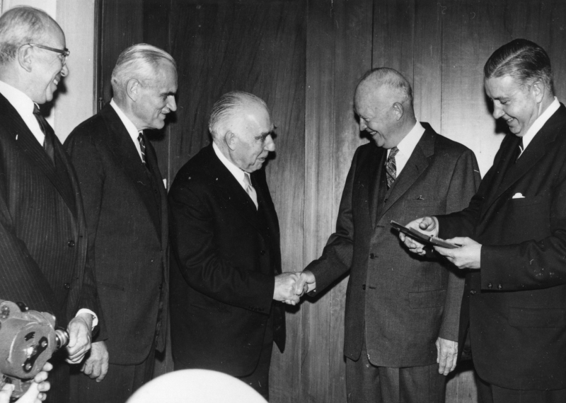  Президент Эйзенхауэр (на фото вручает награду Нильсу Бору) официально объявил о предстоящем запуске первого американского спутника в рамках МГГ 